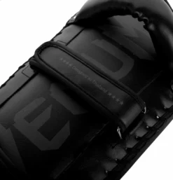 VENUM GIANT KICK PADS - BLACK/BLACK -Hnlfightshop Store s335907598948138341 p608 i4 w1112